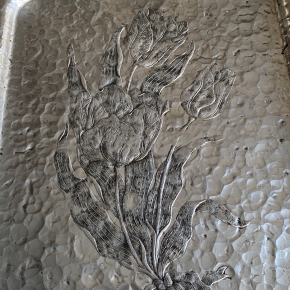 Vintage Rodney Kent Hammered Aluminum Tulip Tray with Serving Handles - Picture 3 of 8